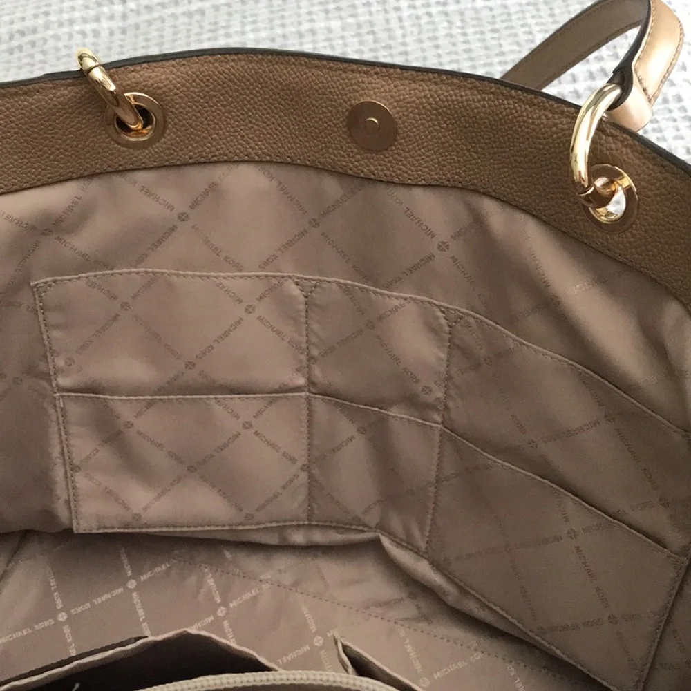 (SOLD). Michael MICHAEL KORS Handbag - Picture 7 of 15